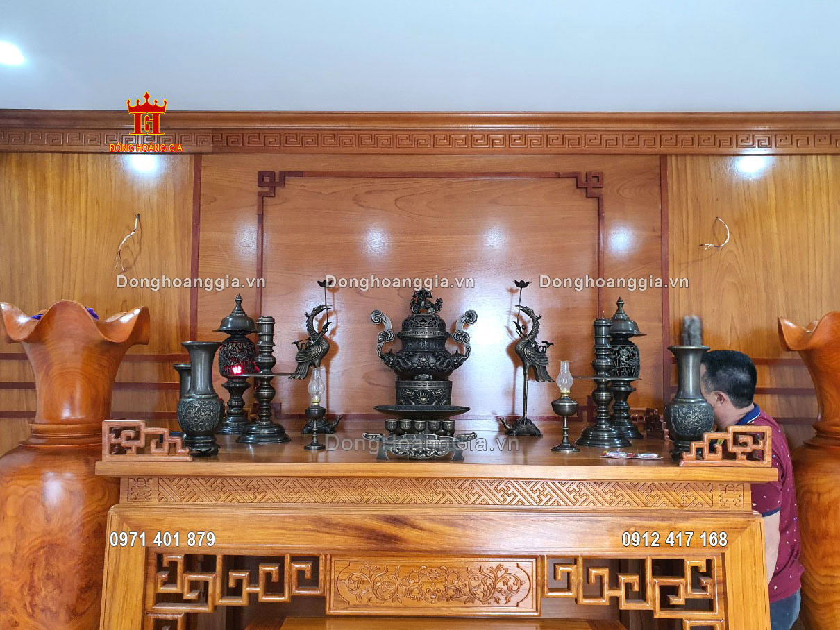 Hình ảnh bàn thờ gia tiên với bộ đồ thờ bằng đồng hun đen giả cổ